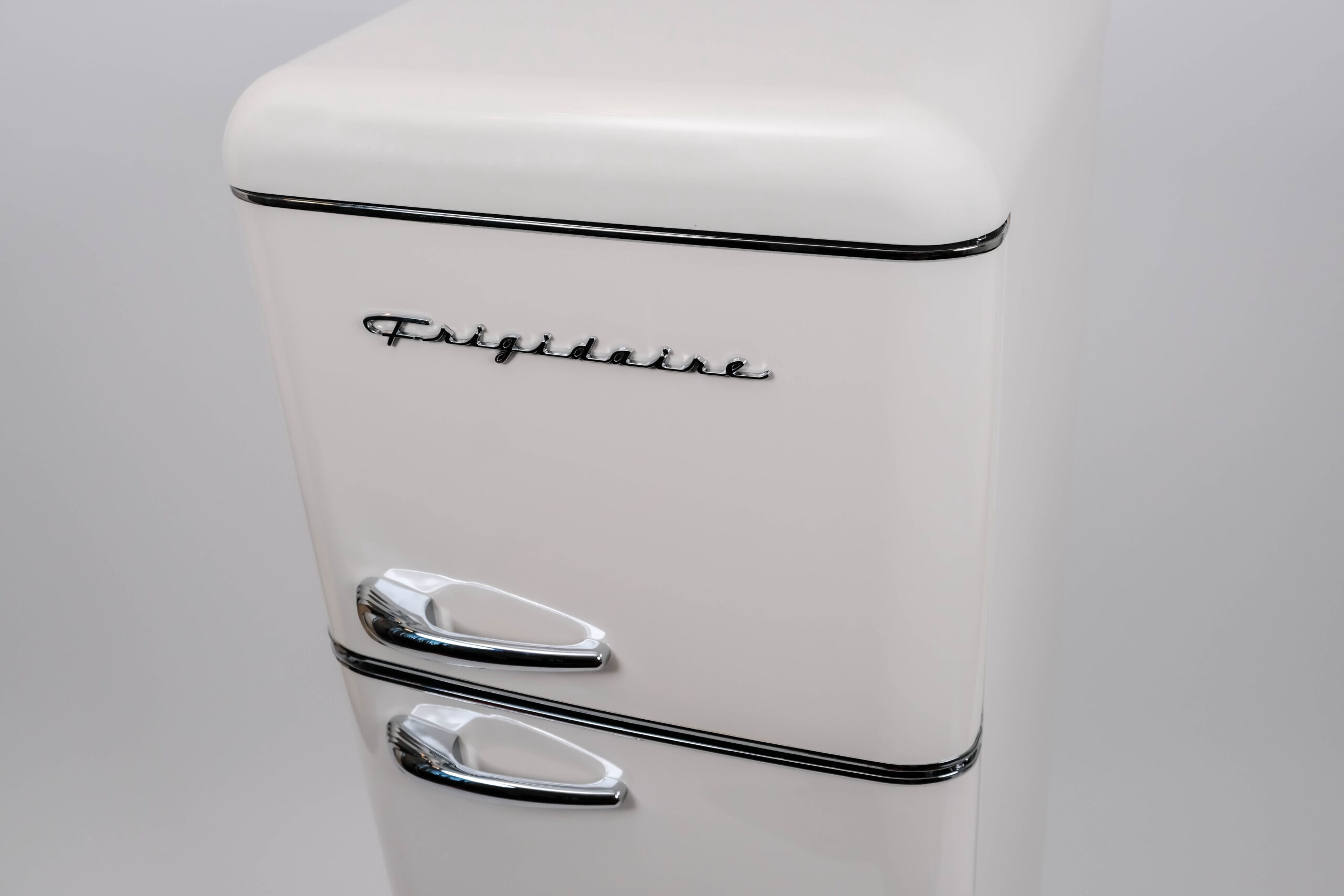 Frigidaire 7.5 Cu. ft. Retro Refrigerator, Apartment Size Top Mount Fridge with Chrome Handles, Cream EFR756 - Image 10